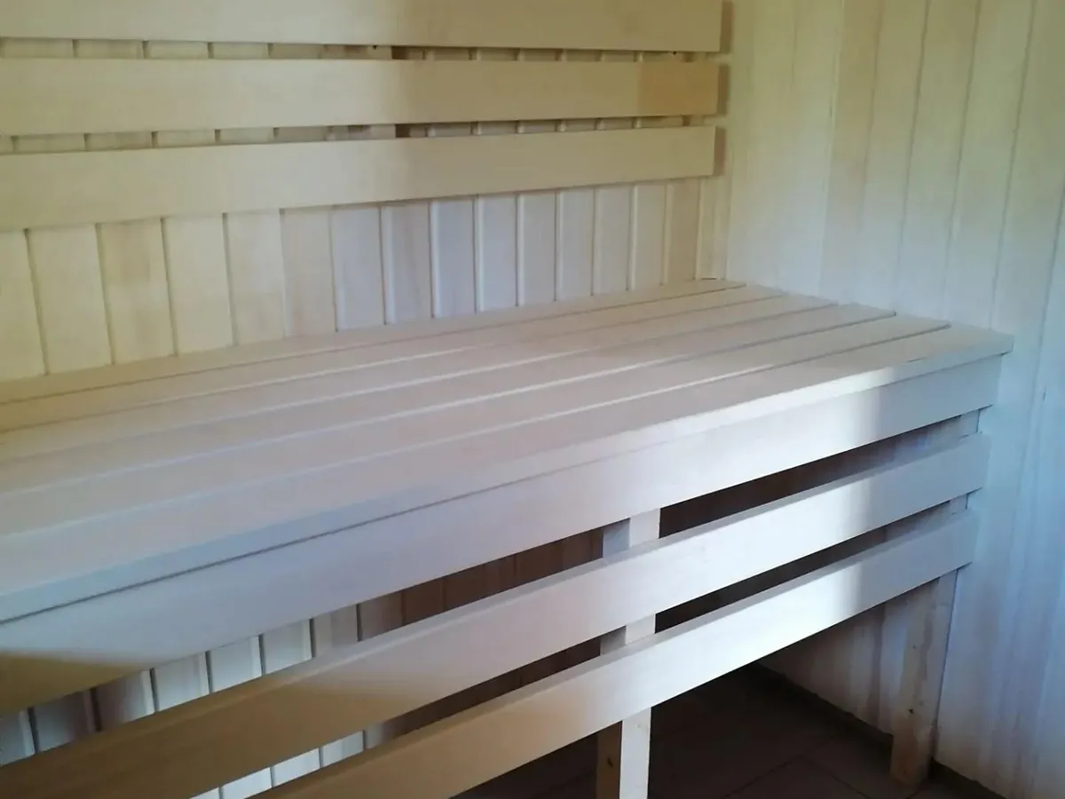 Светлые полки в парной каркасной бани